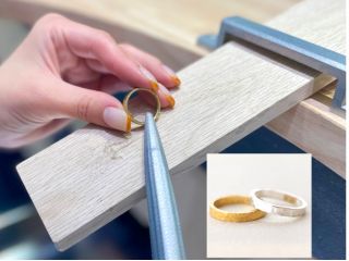 お好みの金属素材をご自分で加工して、手作りペアリングなどを作ることができます。手作りリングは忘れられない思い出をとじ込めた、かけがえのないジュエリーになります。