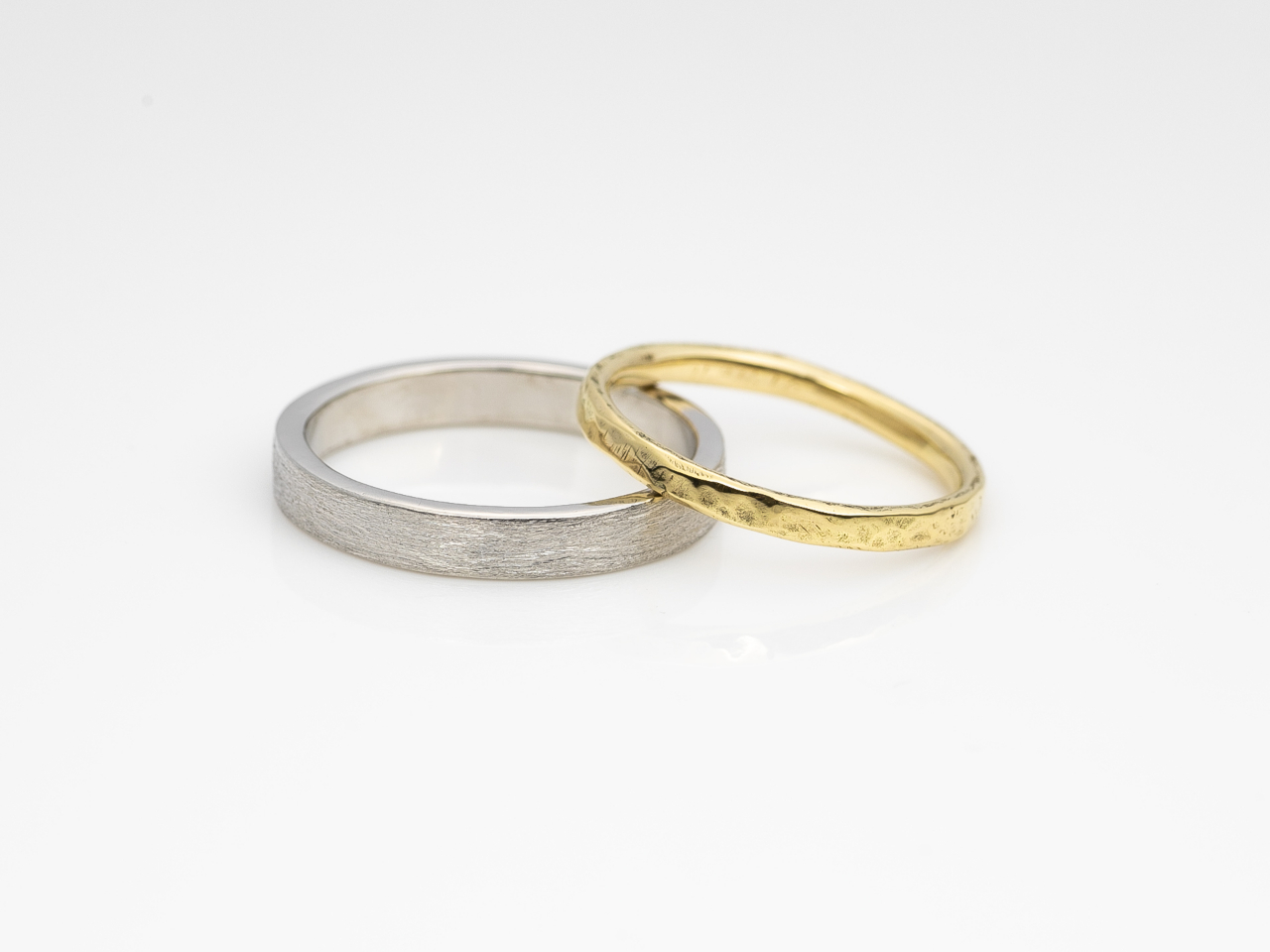 プラチナ&K18YG、本格的なペアリングや結婚指輪におすすめ。お二人ともに同じ素材でも可能です。