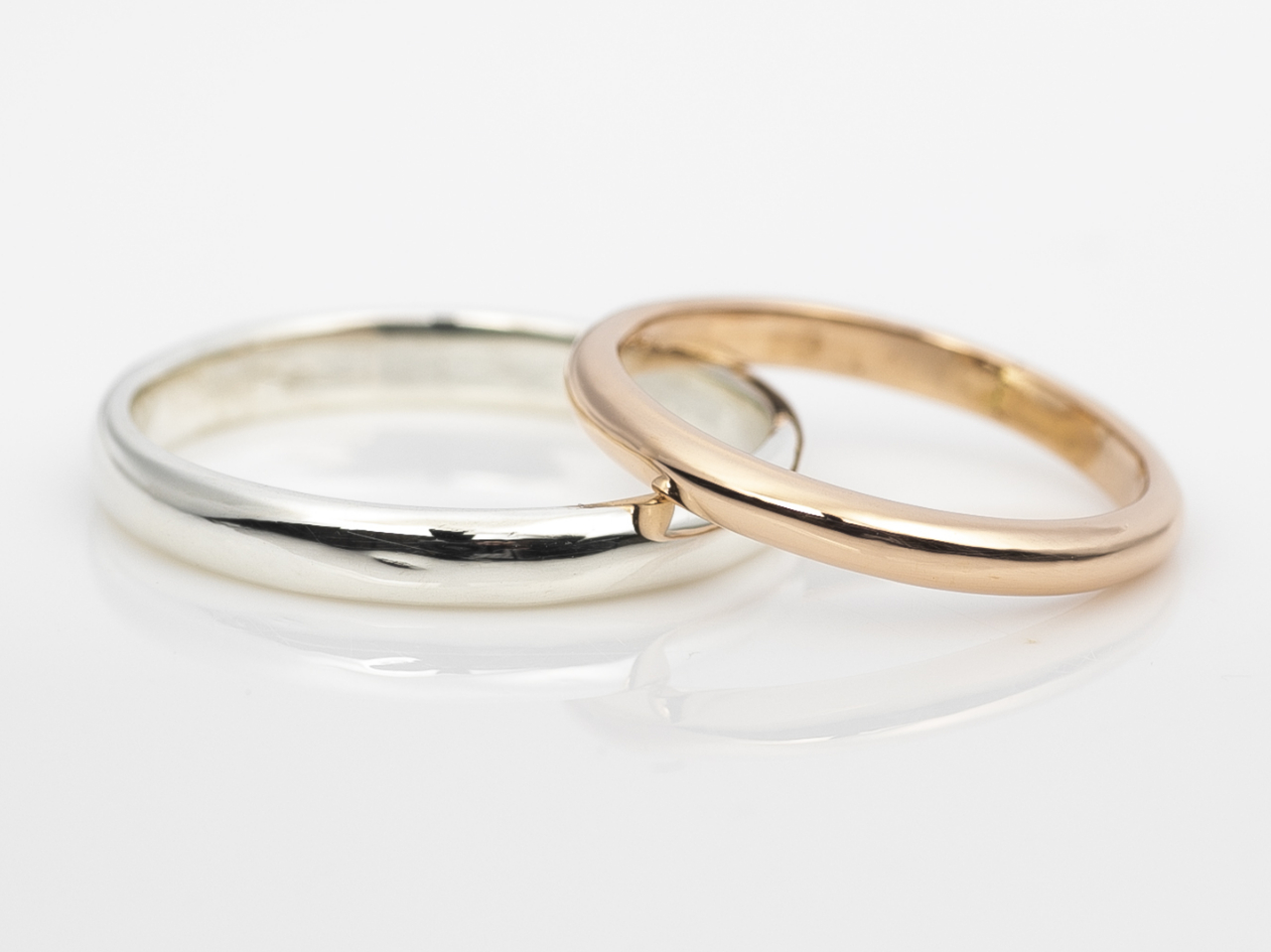 彼はシルバー、彼女にはK10ゴールドのプランです。K10ゴールドはピンクゴールドとイエローゴールドからお選びいただけます。