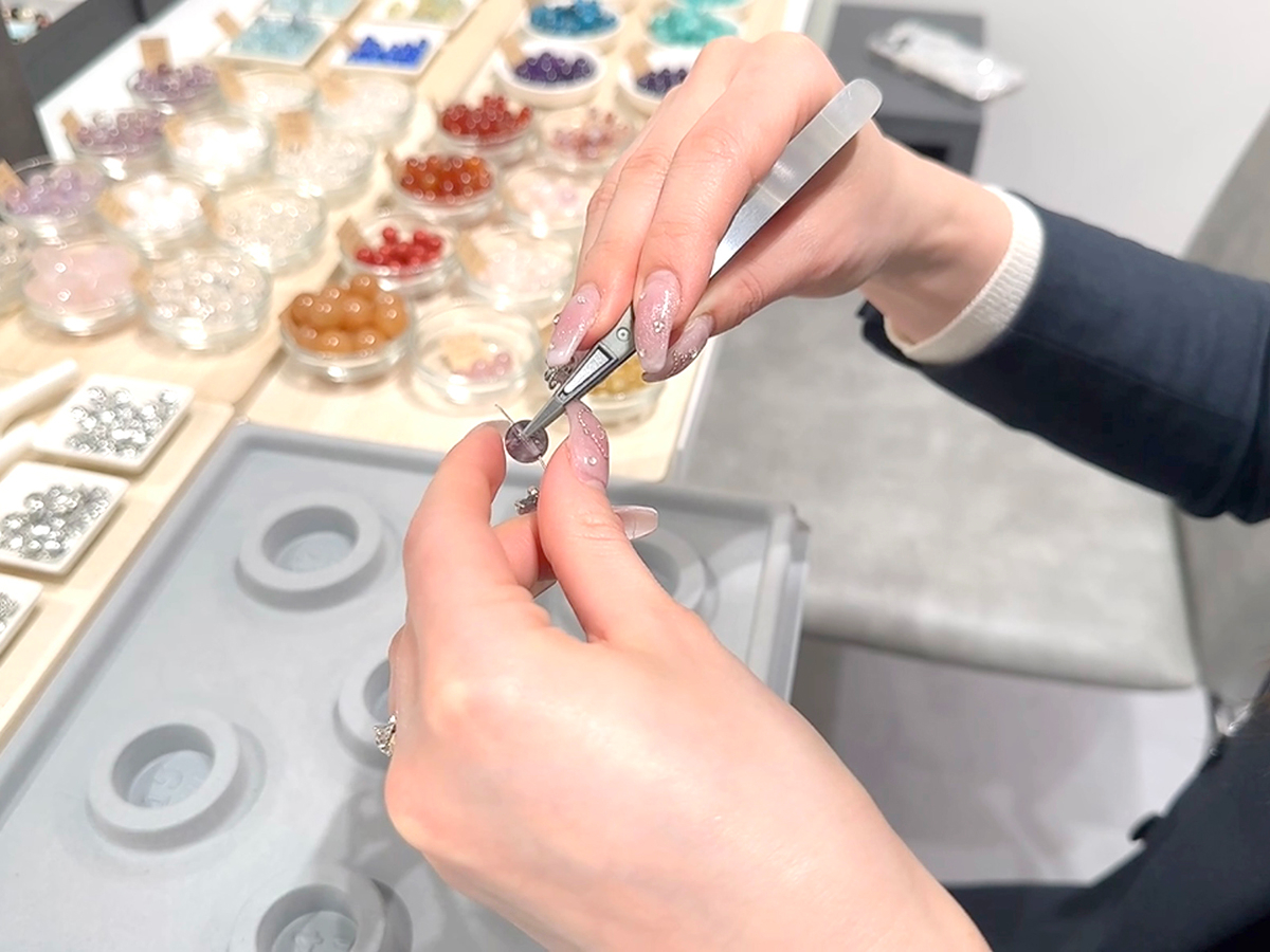 テグスに通していきます