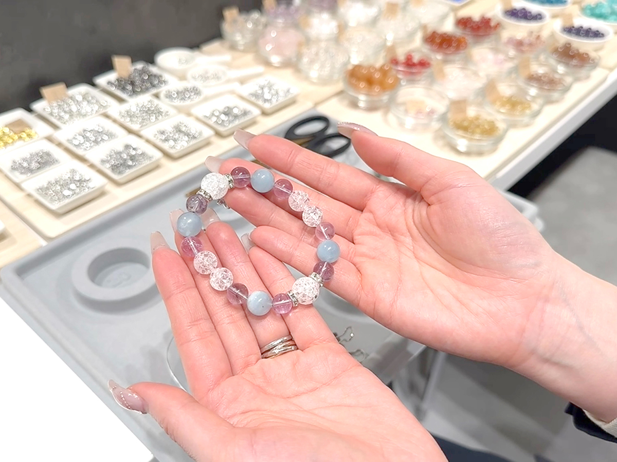 切った先端のテグスは石の中にしまいます。