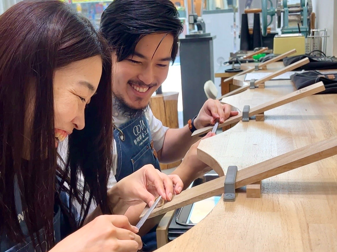 模様に合わせてトントンしたり、磨いたりして自分のオリジナルリングにしていきます