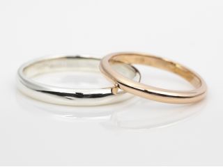 彼はシルバー、彼女にはK10ゴールドのプランです。K10ゴールドはピンクゴールドとイエローゴールドからお選びいただけます。