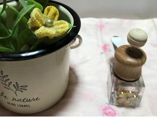 お好みのアロマオイルを使って、カーディフューザーを作りませんか。