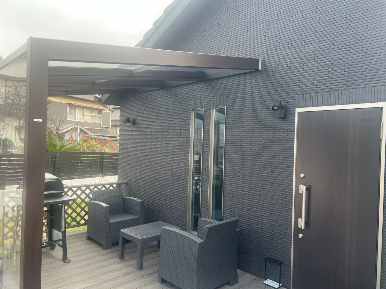 コテージ棟 ウッドデッキに屋根があるので雨の日もBBQできます。