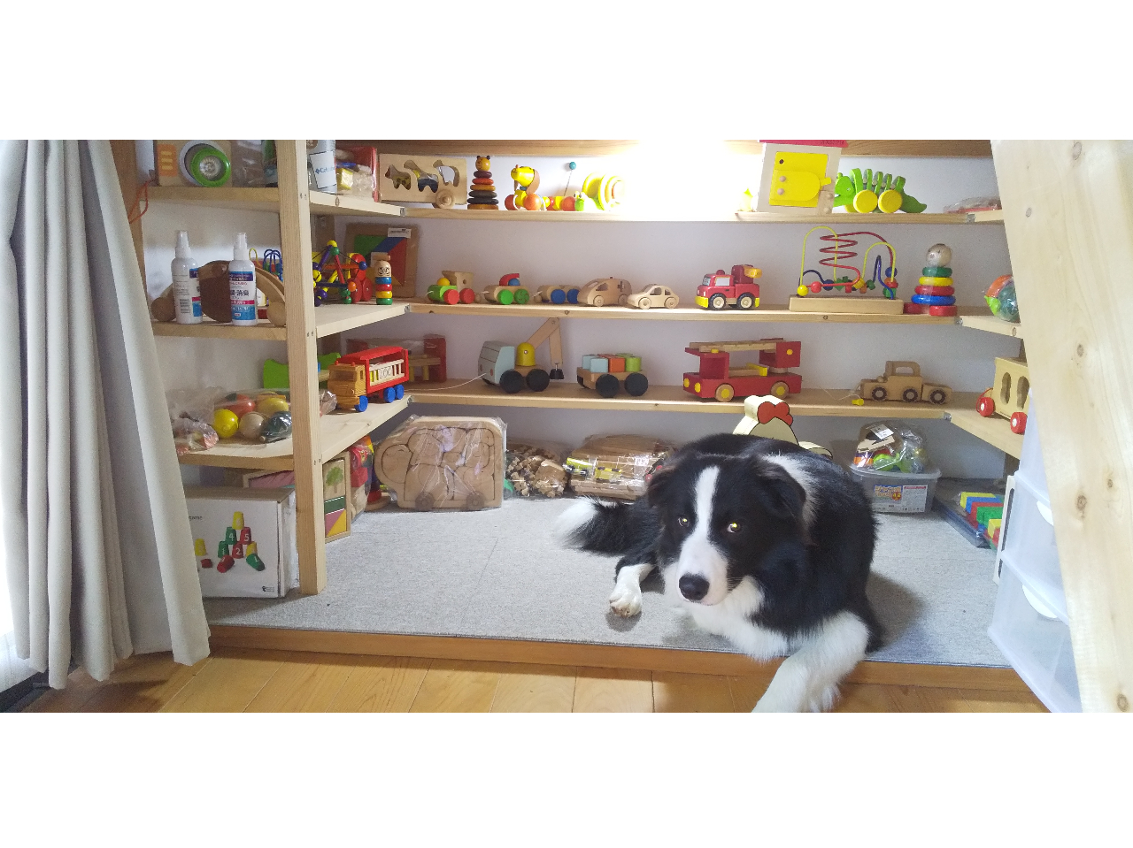 屋内ツリーハウスの下は、たくさんの木のおもちゃであそべます。