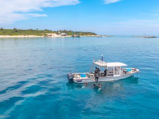 38名の乗りの船を22名定員に変更してるので快適にご利用頂けます。 大型連休以外の船上は10名様以下になる日が多いです。