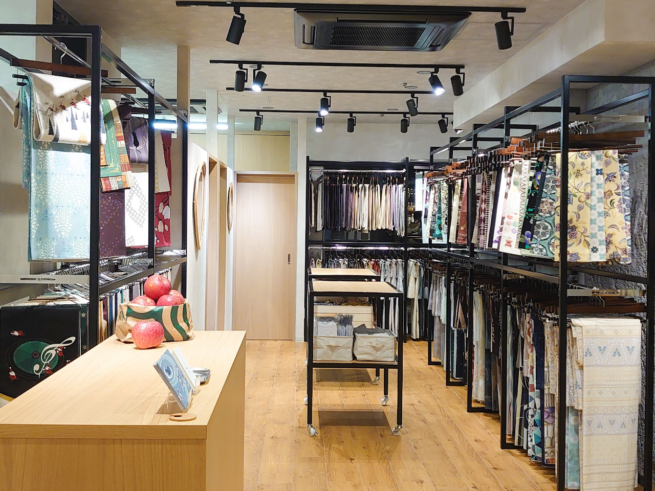 1時間に一組のご予約枠ですので、ゆっくりとコーディネート選びをお楽しみいただけます。