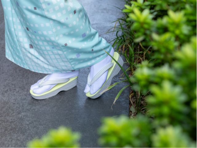 お草履は、長時間のお出かけでも疲れにくい素材のものをご用意しております。花緒も水玉やストライプ、レースなど選べ、トータルコーディネートしていただけます。