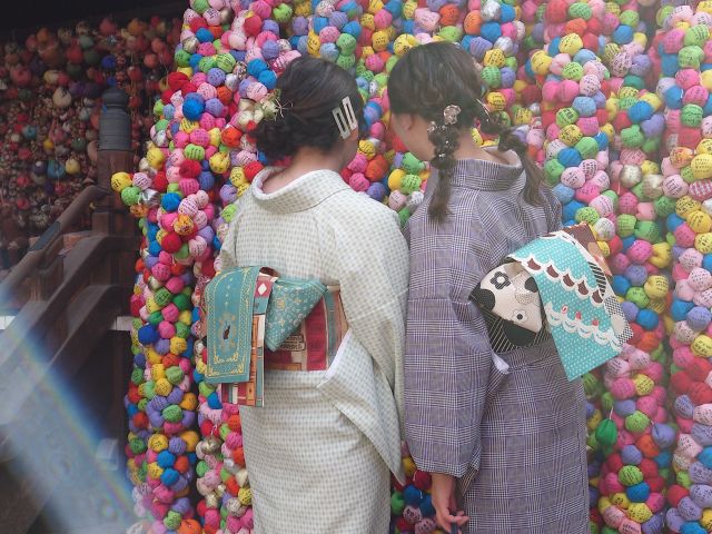 WA・KKAの半巾帯は正絹のリバーシブルで贅沢仕様!柄数も倍になるので迷ってしまいますが、それも楽しい時間です♪