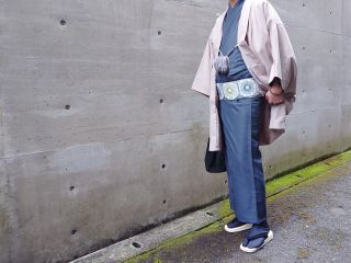 WA・KKAオリジナルの角帯を誂えました。帯が映えるよう、お着物はシックなものを取り揃えております。