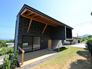 咲き乱れる花々を横目に進んだ先、水平線を一望できるゲストハウスをご用意いたしました。