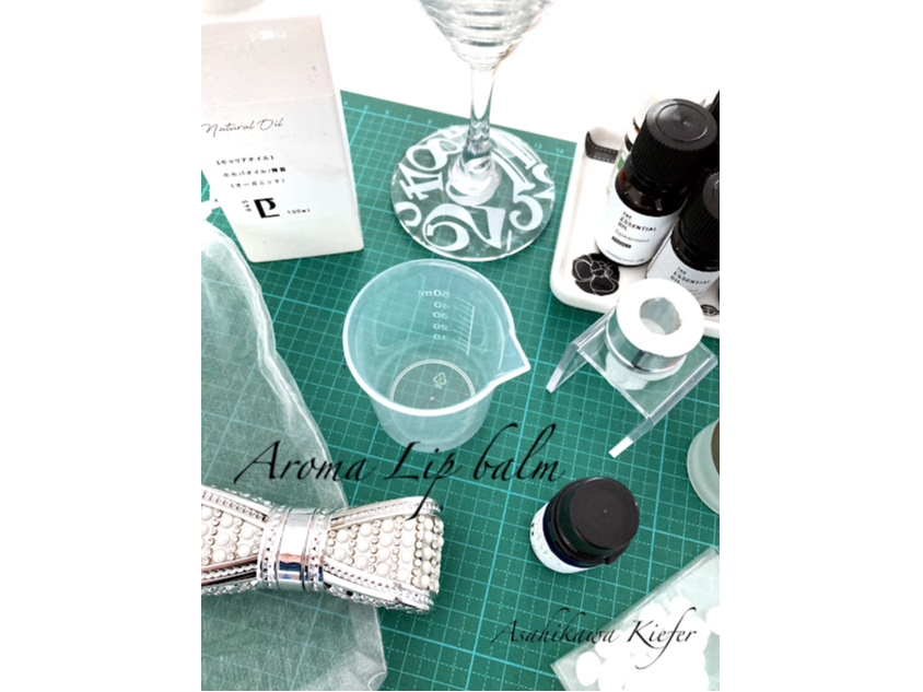 作業自体は30分ほどでとっても簡単にできる!@リップケース Aリップの型(4種)Bリップの色 Cアロマオイル 以上4つすべて選べます。10gのリップバーム付き!