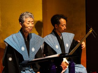 説経節の演者による、唄と三味線の演奏が披露されている様子。