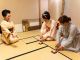 芸者さんに教わりながらお茶を点てる、和やかな体験のひととき。