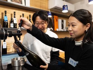 八王子酒造でボトリング体験。自分の手で瓶に詰めるひとときから、八王子の酒づくりの魅力にふれる。