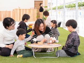 人工芝ゾーンでまったりと♪