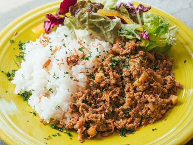 併設カフェでは、カレーやオリジナルプレートが食べられます!