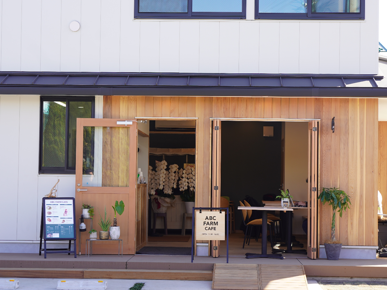 カフェはいちごを使ったスイーツやクラフトカレーなどメニューを取り揃えています。