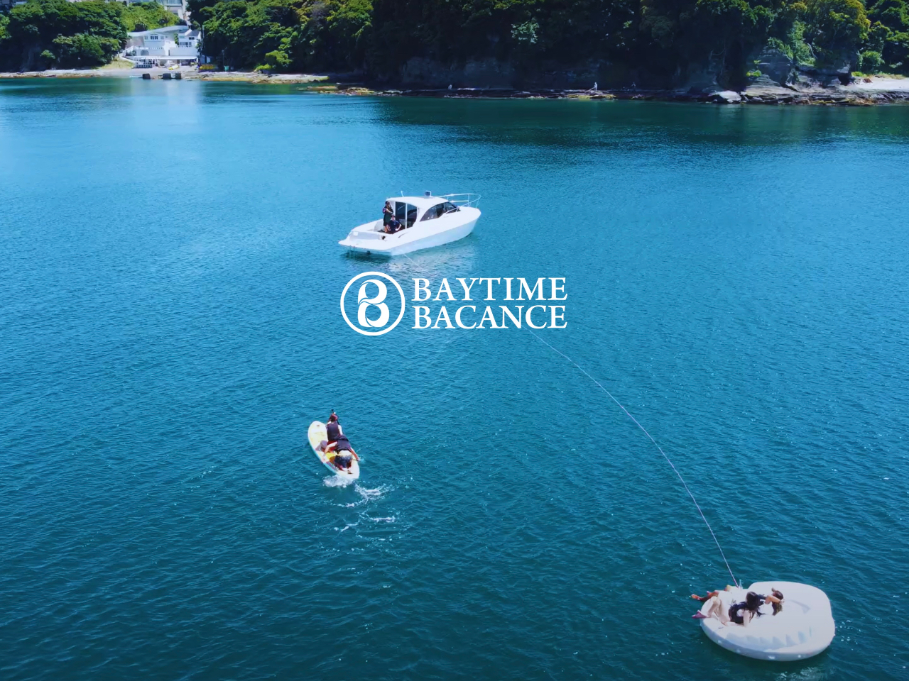 キャビンでもデッキでも過ごしやすい高級クルーザーで、最高の時間をお届けします