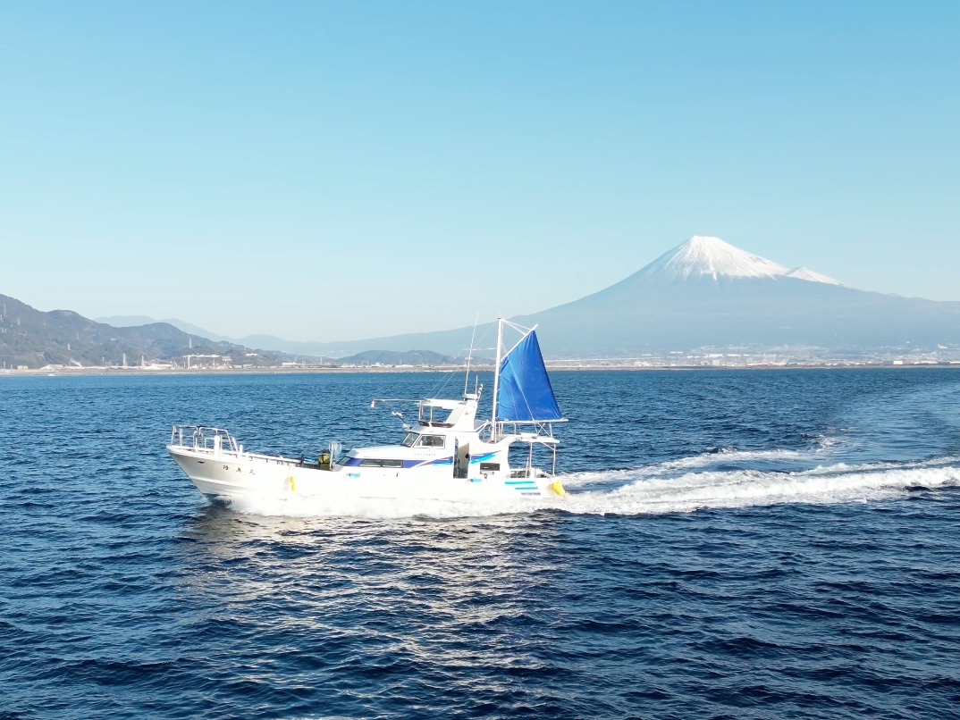 静岡県富士市・田子の浦漁港を拠点にしたマダイ・タチウオ釣りを主としている遊漁船(つり船)「隆眞丸(りゅうしんまる)」です。