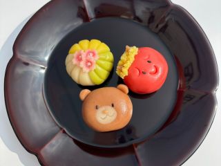 可愛らしくて食べるのがもったいない♪ 季節の花や動物をかたどった、見て楽しい・作って楽しい和菓子練り切り体験。