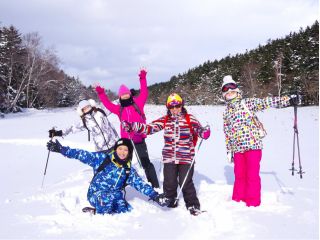 神秘の森と湖沼群を歩く冬ならではのスノーシュー!
