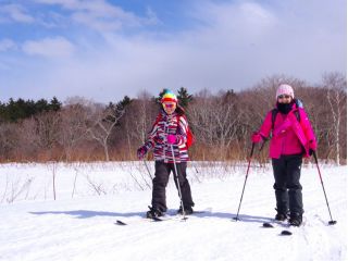 「スキー」と「スノーシュー」の良いところ取りをした道具「スキーシュー」で歩きます