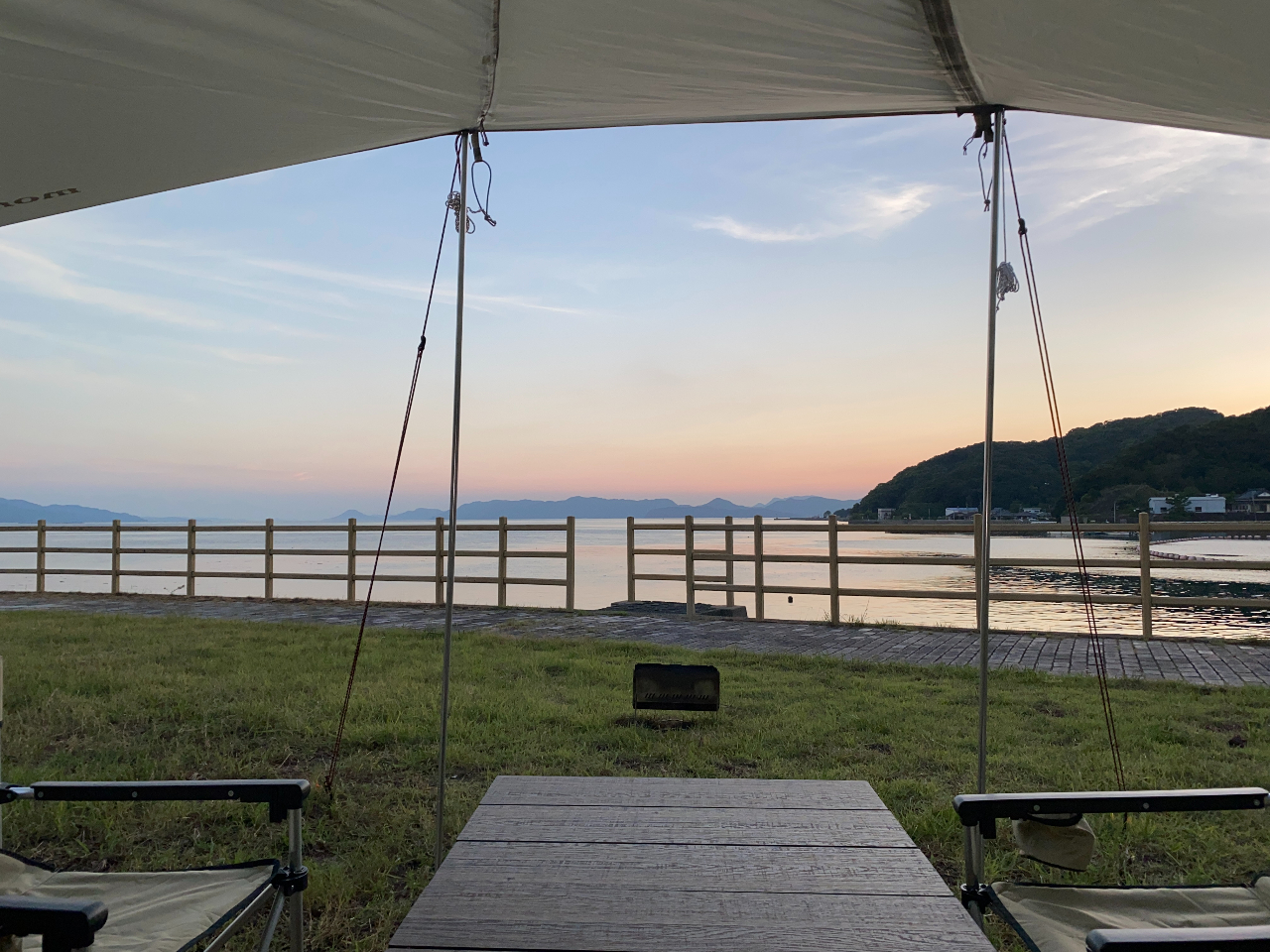 南西向きのキャンプ場は冬でも比較的風が穏やかです。黄昏時から夜の帳がおり満点の星空への時間の経過と静寂さはこの地でしか味わえません。