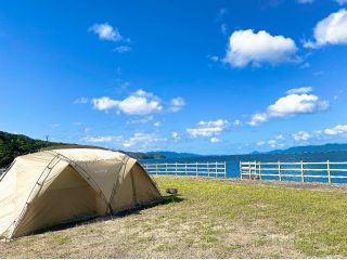 テントはモンベルのフラッグシップ2ルームテント「ムーンライト4」 通気性も抜群で、寝室・リビングとも広々です。快適で長期滞在も可能です。