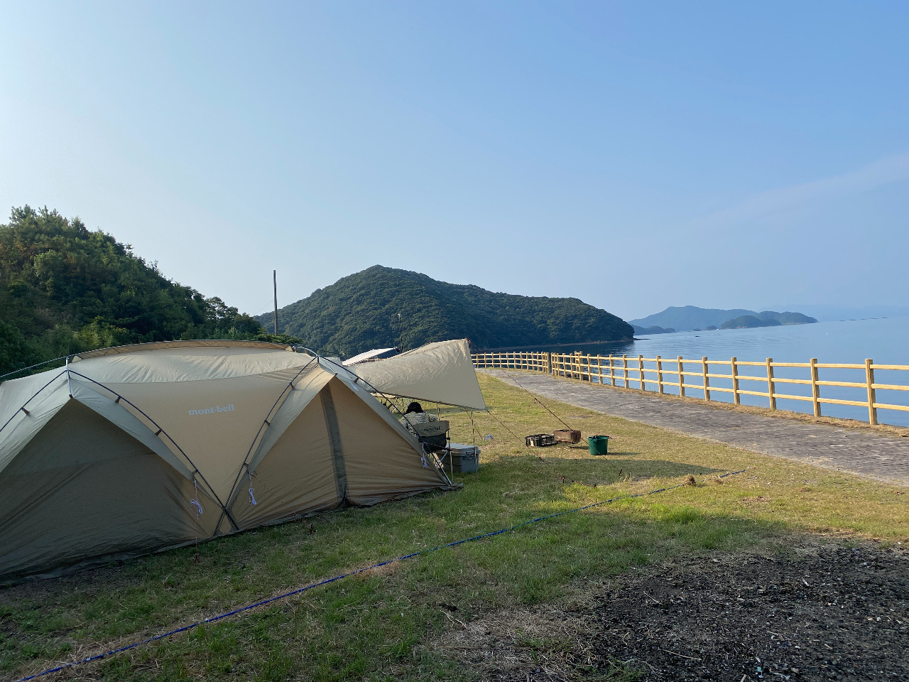 テントはモンベルのフラッグシップ2ルームテント「ムーンライト4」 通気性も抜群で、寝室・リビングとも広々です。快適で長期滞在も可能です。