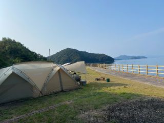 テントはモンベルのフラッグシップ2ルームテント「ムーンライト4」 通気性も抜群で、寝室・リビングとも広々です。快適で長期滞在も可能です。