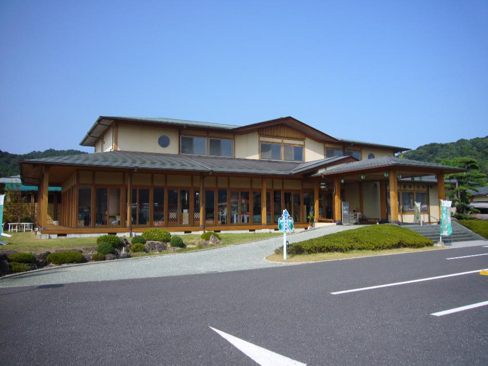 車で10分 「市営 栖本温泉センター 河童ロマン館」 露天岩風呂・大浴場・サウナがあり無色透明で柔らかいお湯は肌がつるつるになると評判です。