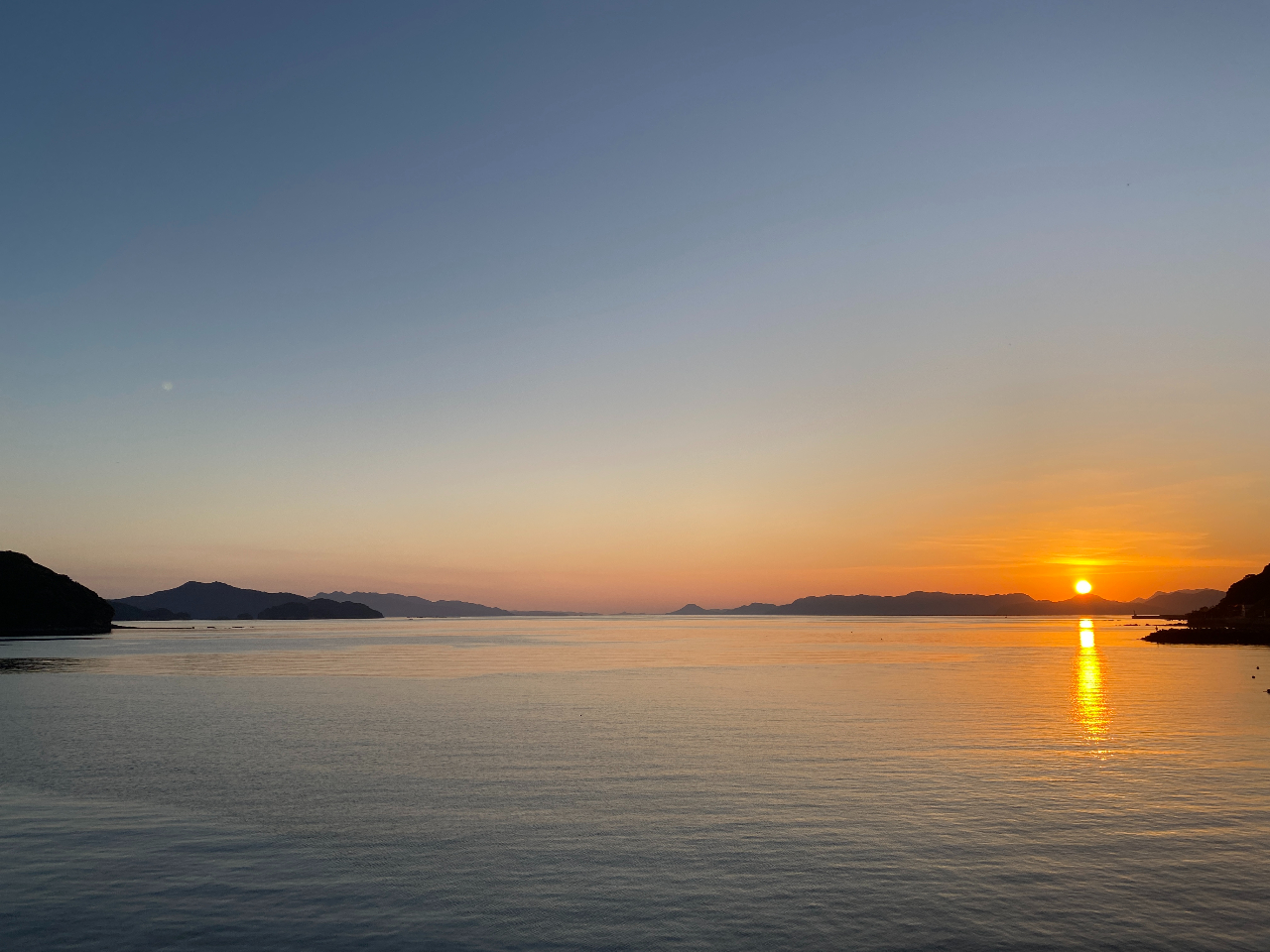 眼前は大小の島が連なり海路を作り、湾奥のキャンプ場から遠く先まで見渡せます。正面の富士山のような島が産島で、直線で30キロ先です。