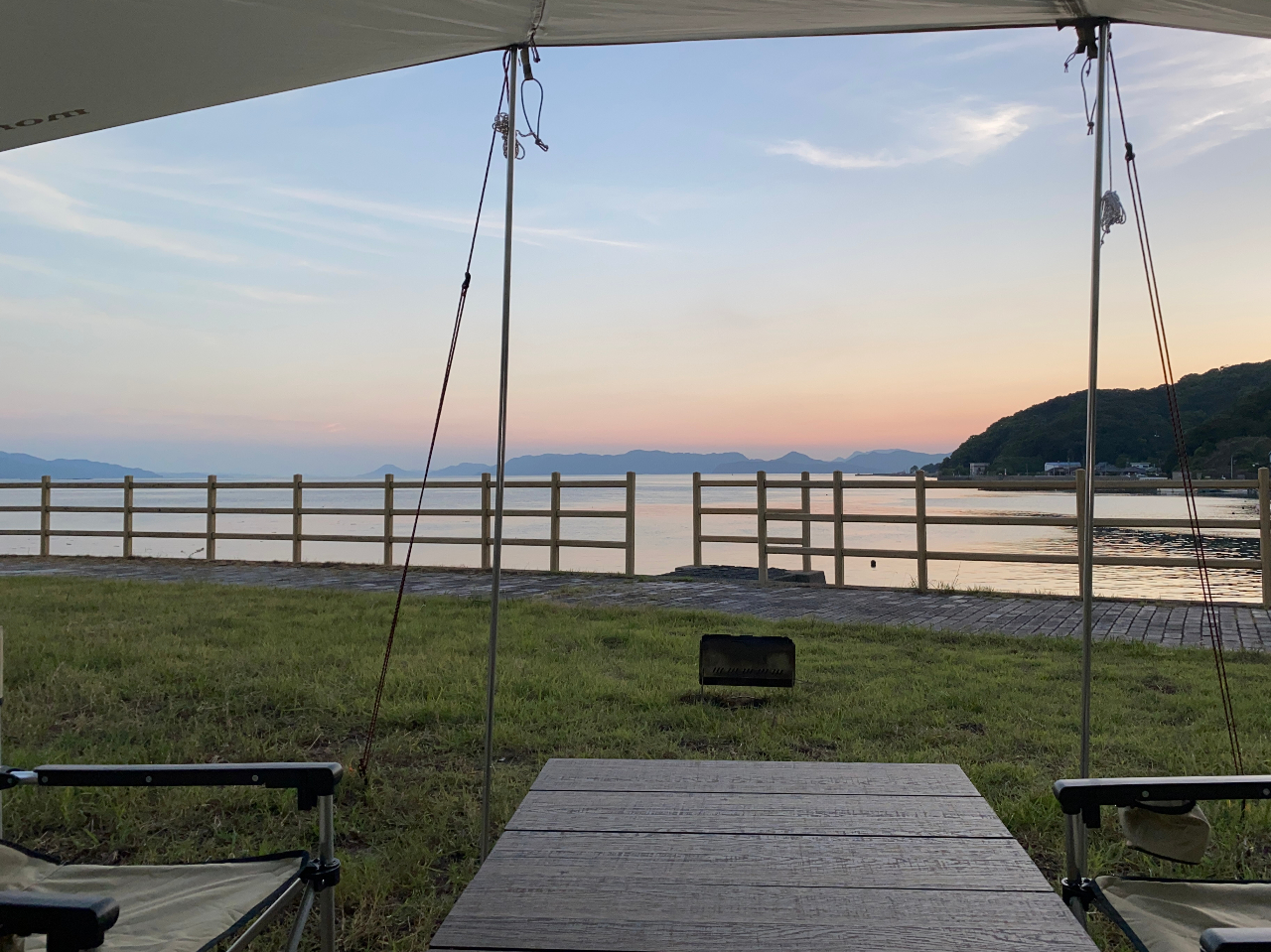 南西向きのキャンプ場は冬でも比較的風が穏やかです。黄昏時から夜の帳がおり満点の星空への時間の経過と静寂さはこの地でしか味わえません。