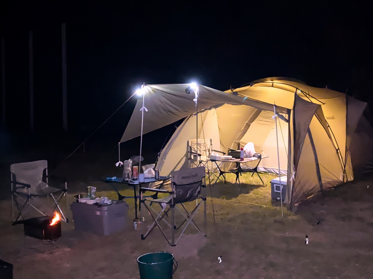 キャンプの楽しみは焚火 煙が少なくよく燃える、2次燃焼焚火台です。海辺で焚火を囲みましょう。焚火の炎の暖かさ輝き香りはリラックスや安心感をもたらします。