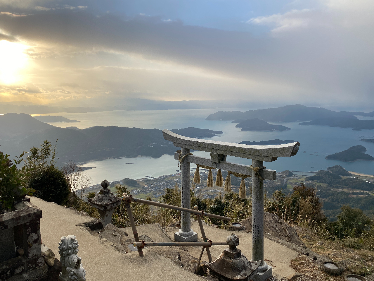 倉岳山頂から見下ろすと、砂浜付近がキャンプ場です。倉岳神社を参拝後のキャンプ場からの景色は山頂とは異なる印象を残します。