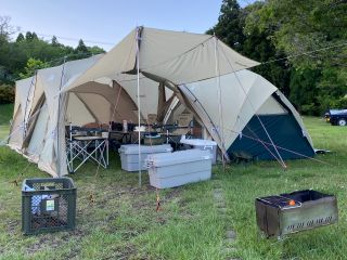 2つの寝室と1つのリビング。モンベルのフラッグシップテント、ムーンライトキャビン4とムーンライトテント4を連結したスペースは快適で長期滞在も可能です。