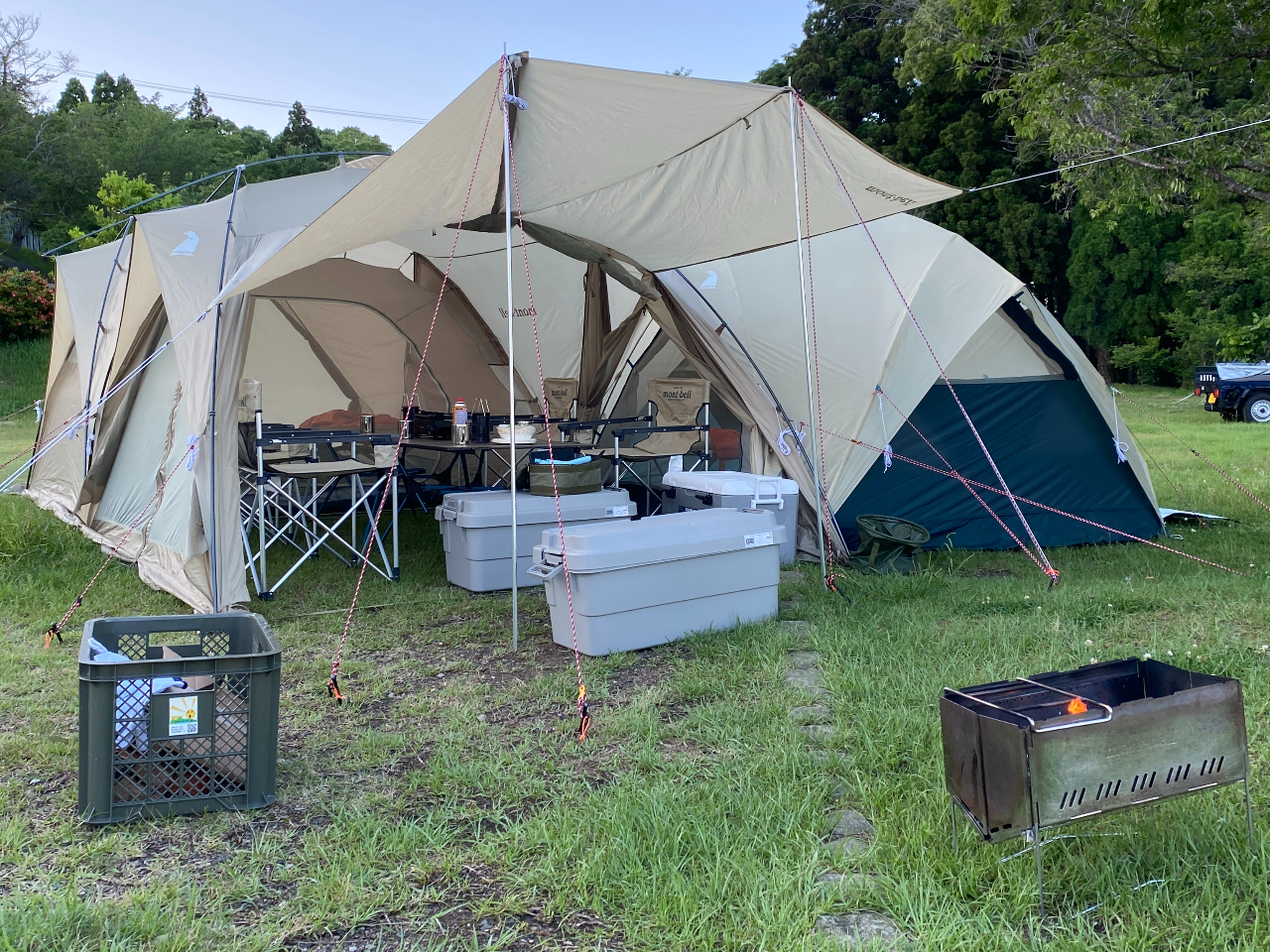 2つの寝室と1つのリビング。モンベルのフラッグシップテント、ムーンライトキャビン4とムーンライトテント4を連結したスペースは快適で長期滞在も可能です。