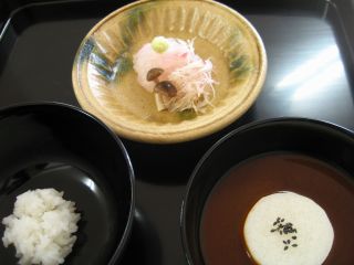 「懐石」の基礎を学べるお料理体験 「真薯(しんじょう)」「鯛の昆布〆」「湯炊きご飯」を作れる体験です。