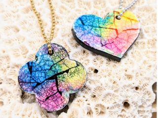 卵の殻の亀裂に色が染み込み、大理石のような模様に。色を重ねて美しいグラデーションを作ります。