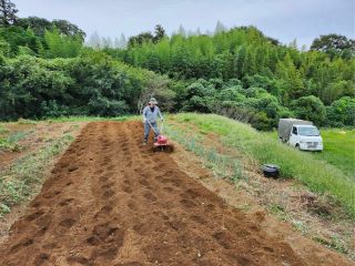 管理機を使って畑を耕しています。見た目以上に大変です(汗)