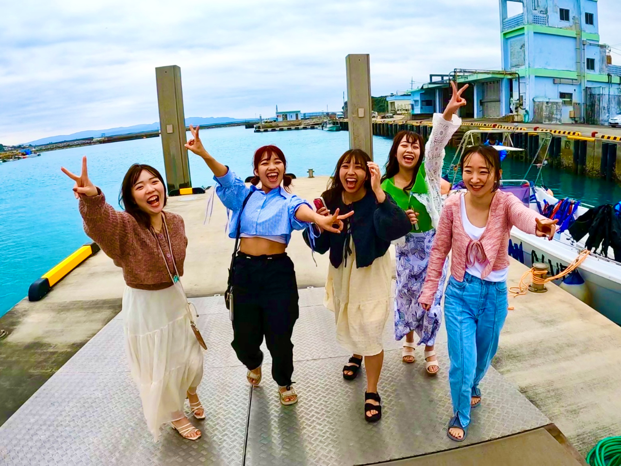 港から古宇利島まで車で約10分!美ら海水族館まで約20分!観光の合間にサクッと体験できるパラセーリング、オススメです☆