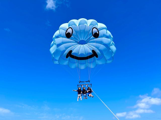鳥になった気分で空中散歩♪ロープ長200m♪古宇利島を空から眺めるパラセーリングは当店だけ☆