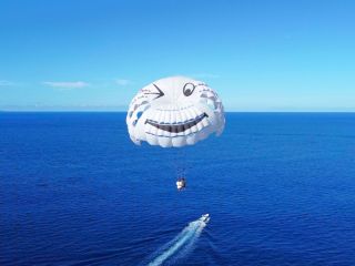 鳥になった気分で空中散歩♪ロープ長200m♪古宇利島を空から眺めるパラセーリングは当店だけ☆