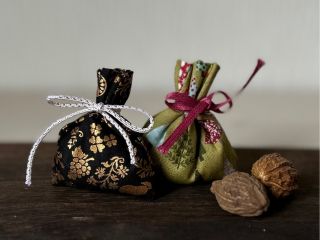 ご自身で調合した香りの原料と訶梨勒(かりろく)の実を詰めて完成