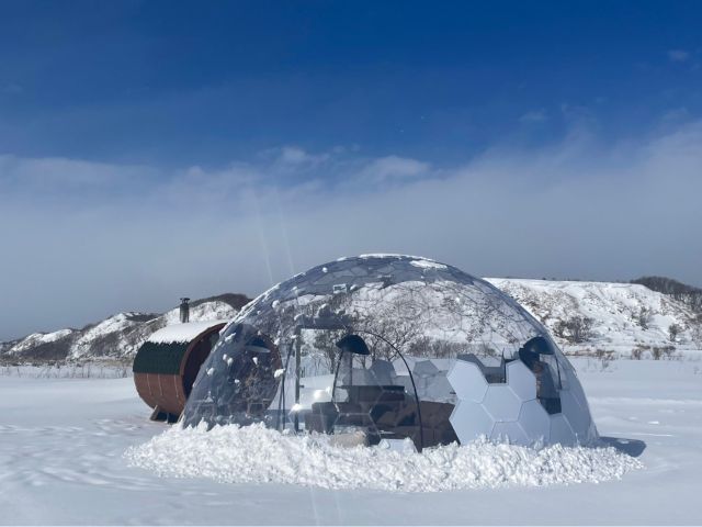 冬でも快適に過ごせる休憩用ドームテントの中ではゆっくりとお過ごしください