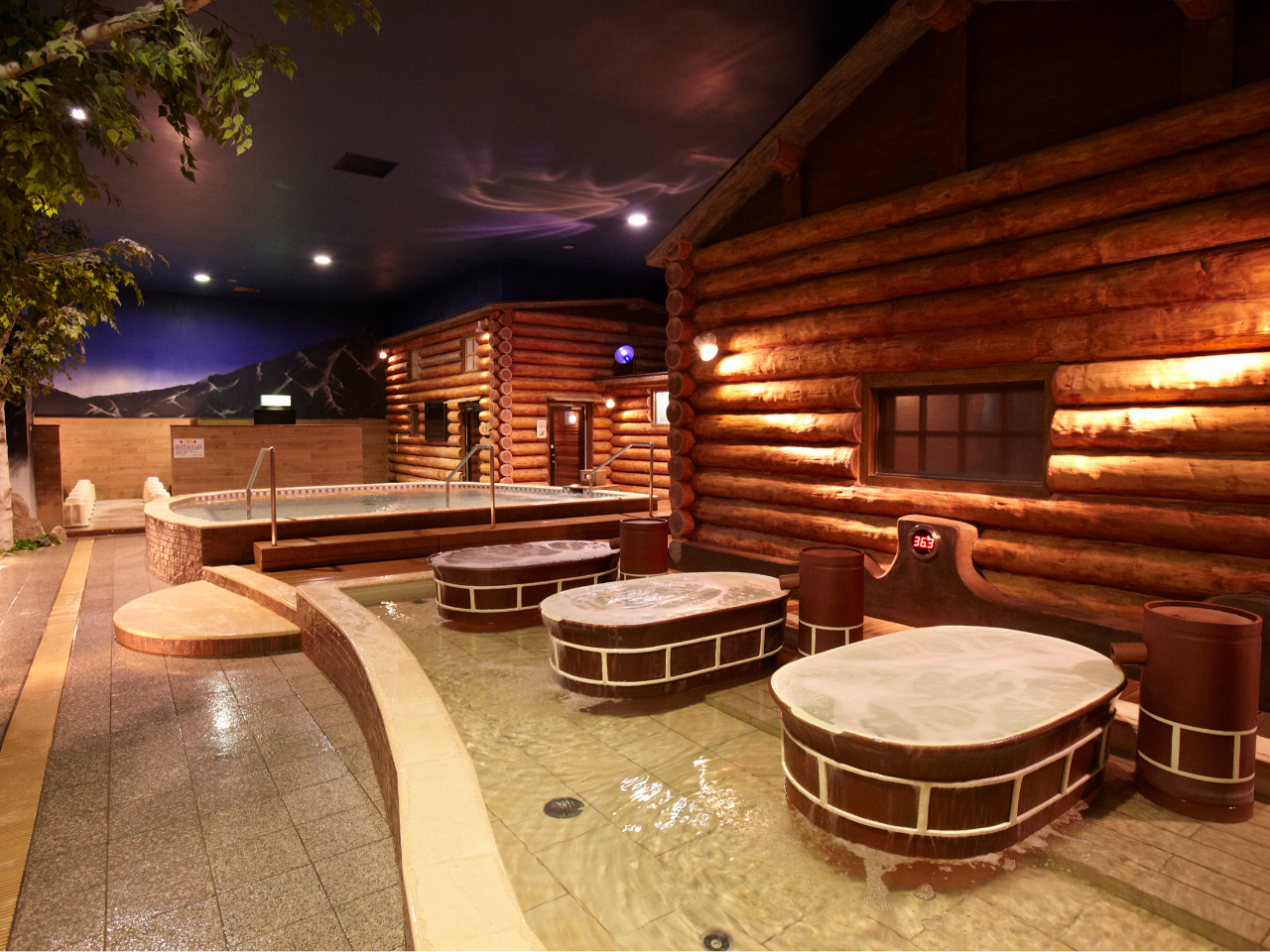 【フィンランド】フィンランドサウナのさわやかな香りと、ぬるめのお湯(不感温度)で設定された壺風呂は、身体に負担を掛けずにリラックス効果を高めることができる。