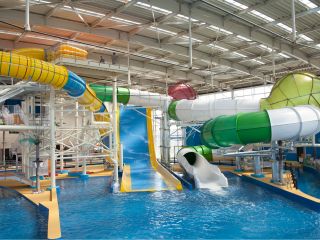 迫力満点のスライダーをはじめ、流水プールなど楽しみどころがいっぱい!季節に合わせた水温で1年中プールが楽しめ、強い日差しも雨も心配いらない快適室内プール。