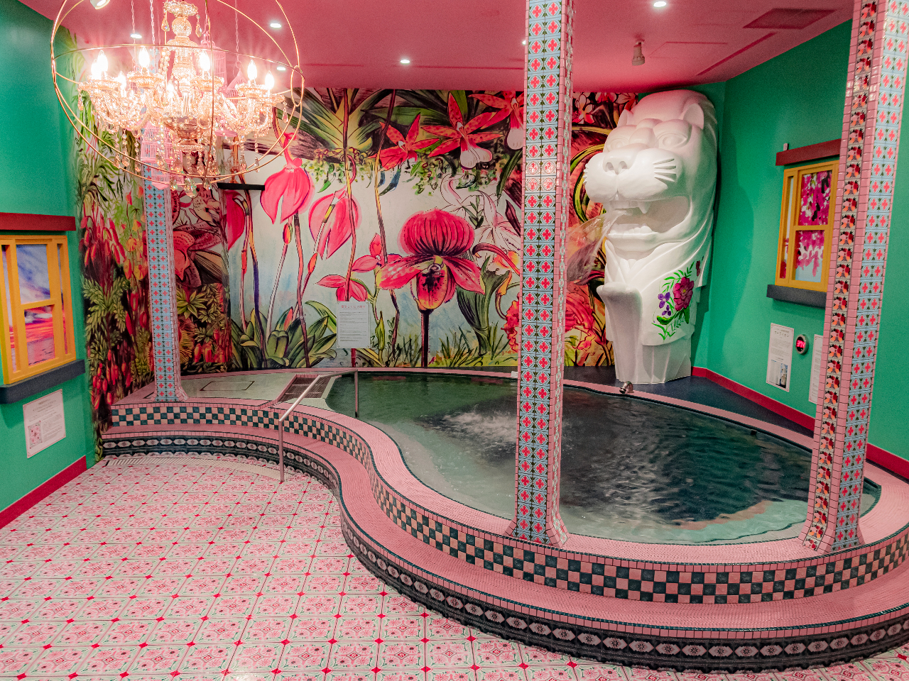 【シンガポールSPA】 異国情緒あふれるアートな空間で高濃度酸素とマイクロバブルの微細な泡が疲れをほぐす酸素風呂をはじめ、電気風呂や高濃度炭酸水風呂を愉しめる。